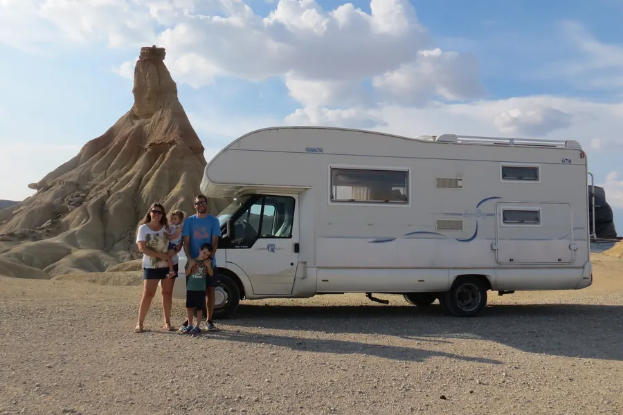 La familia junto a La Matera en las Bardenas Reales, con la formación de Castildetierra de fondo