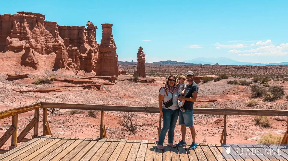 Juan y Flor con Benja en brazos en el Parque Nacional Talampaya