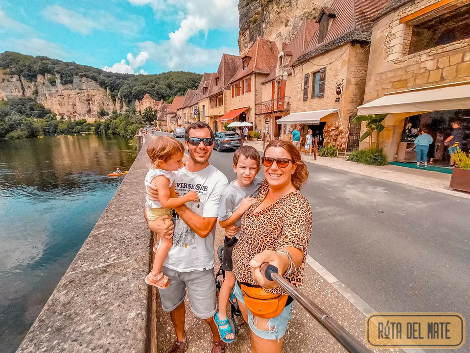 Selfi de la familia en La Roque-Gageac, un pueblo de piedra junto al río Dordoña