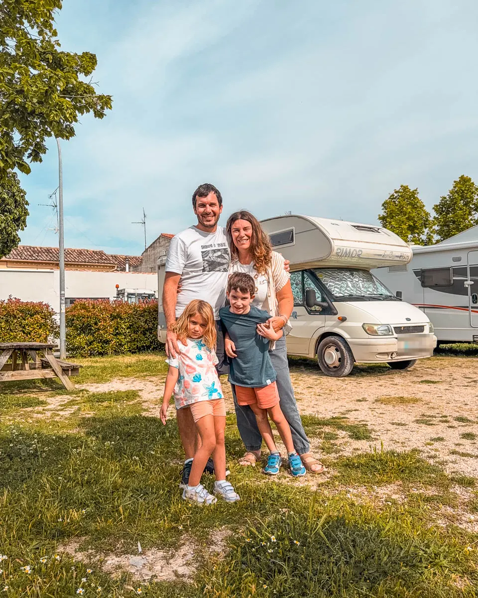 Flor, Juan, Benja y Feli sonríen delante de La Matera, su autocaravana, en Tafalla, Navarra